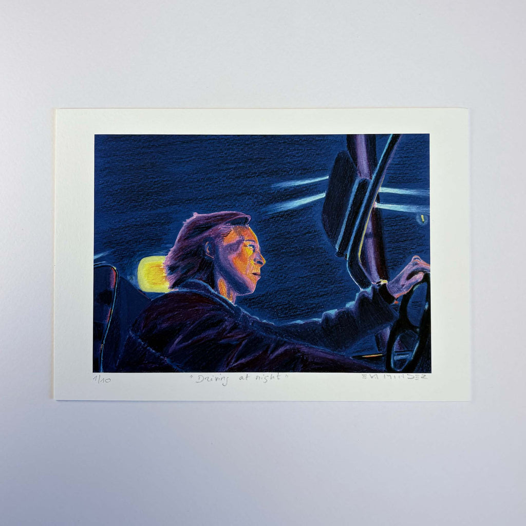 Tirage « Driving at Night » avec marge blanche, montrant une personne au volant dans une ambiance nocturne bleue.