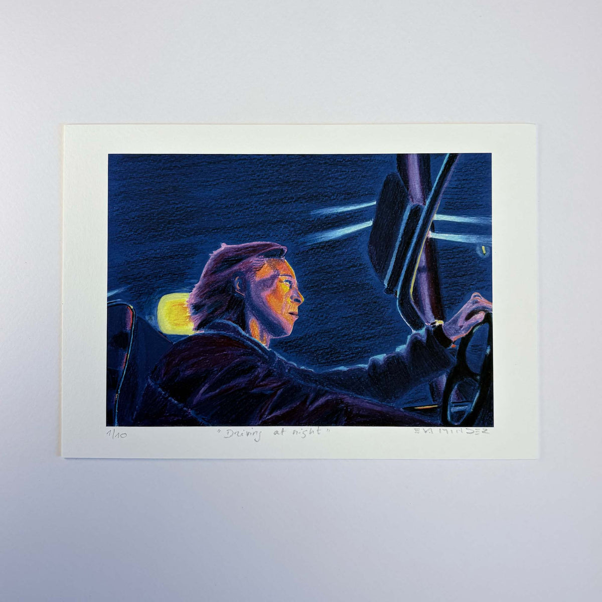 Tirage « Driving at Night » avec marge blanche, montrant une personne au volant dans une ambiance nocturne bleue.