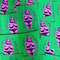 Stickers « Ton corps t’appartient » superposés, avec une silhouette féminine violette sur fond vert.