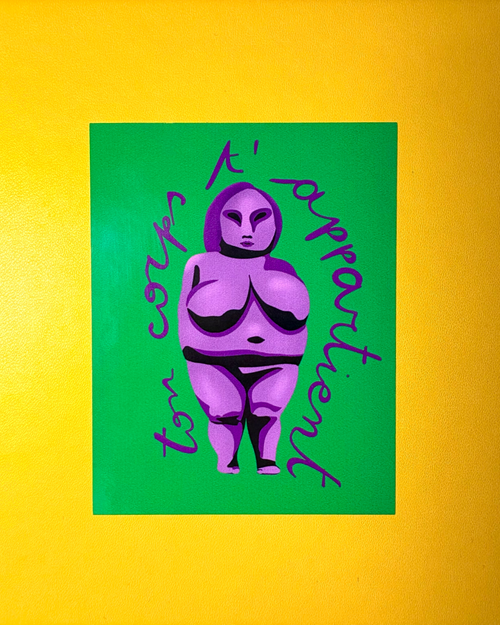Sticker « Ton corps t’appartient » sur fond jaune, illustré d’une silhouette féminine violette sur fond vert.
