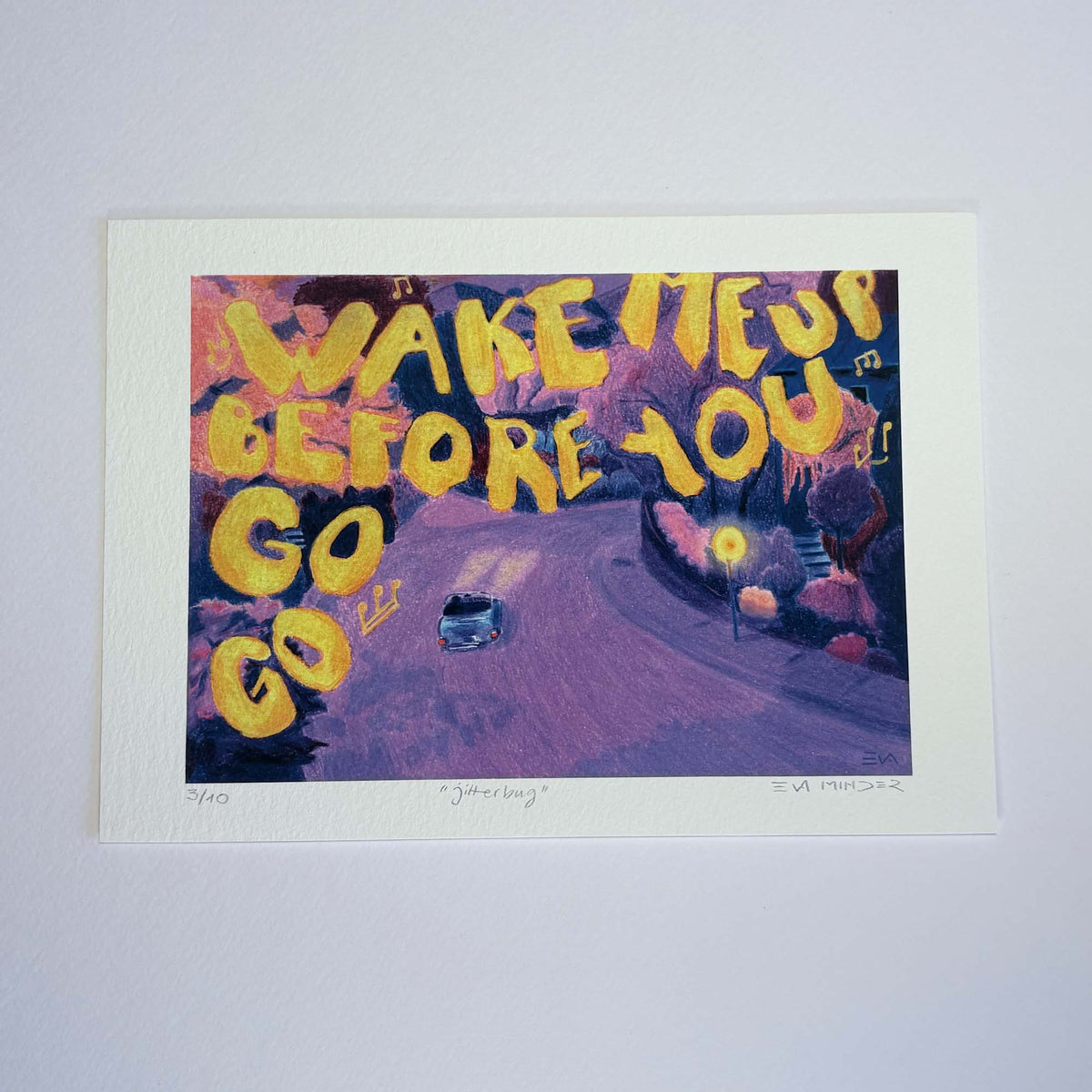 Tirage « Jitterbug » avec marge blanche, une voiture sur une route violette et le texte « Wake me up before you go go ».