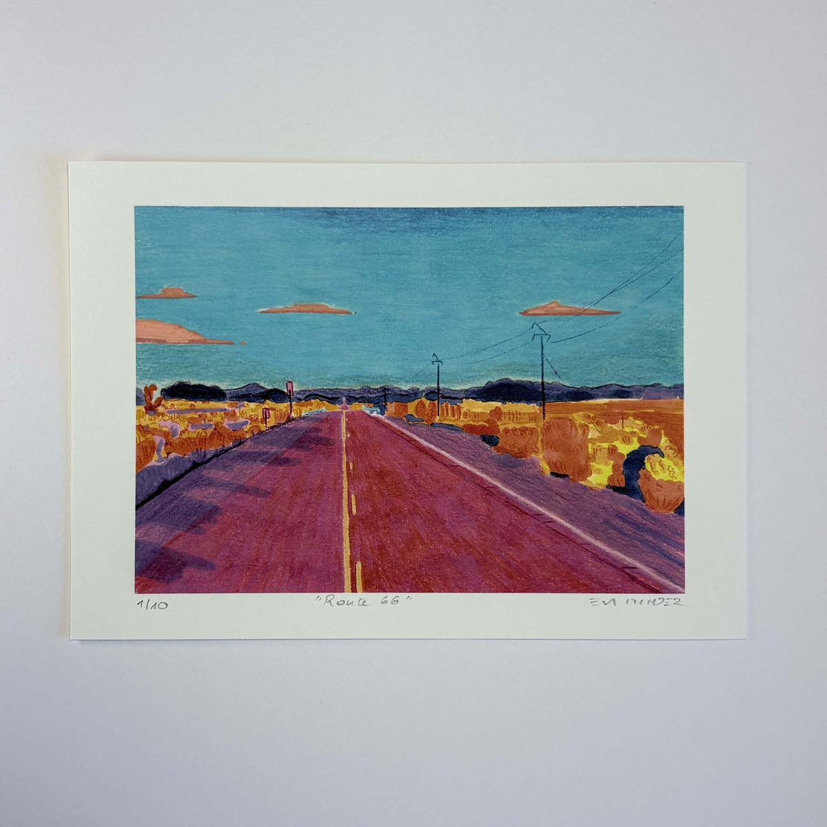 Tirage « Route 66 » avec marge blanche, montrant une route rose, un paysage désertique et un ciel turquoise.